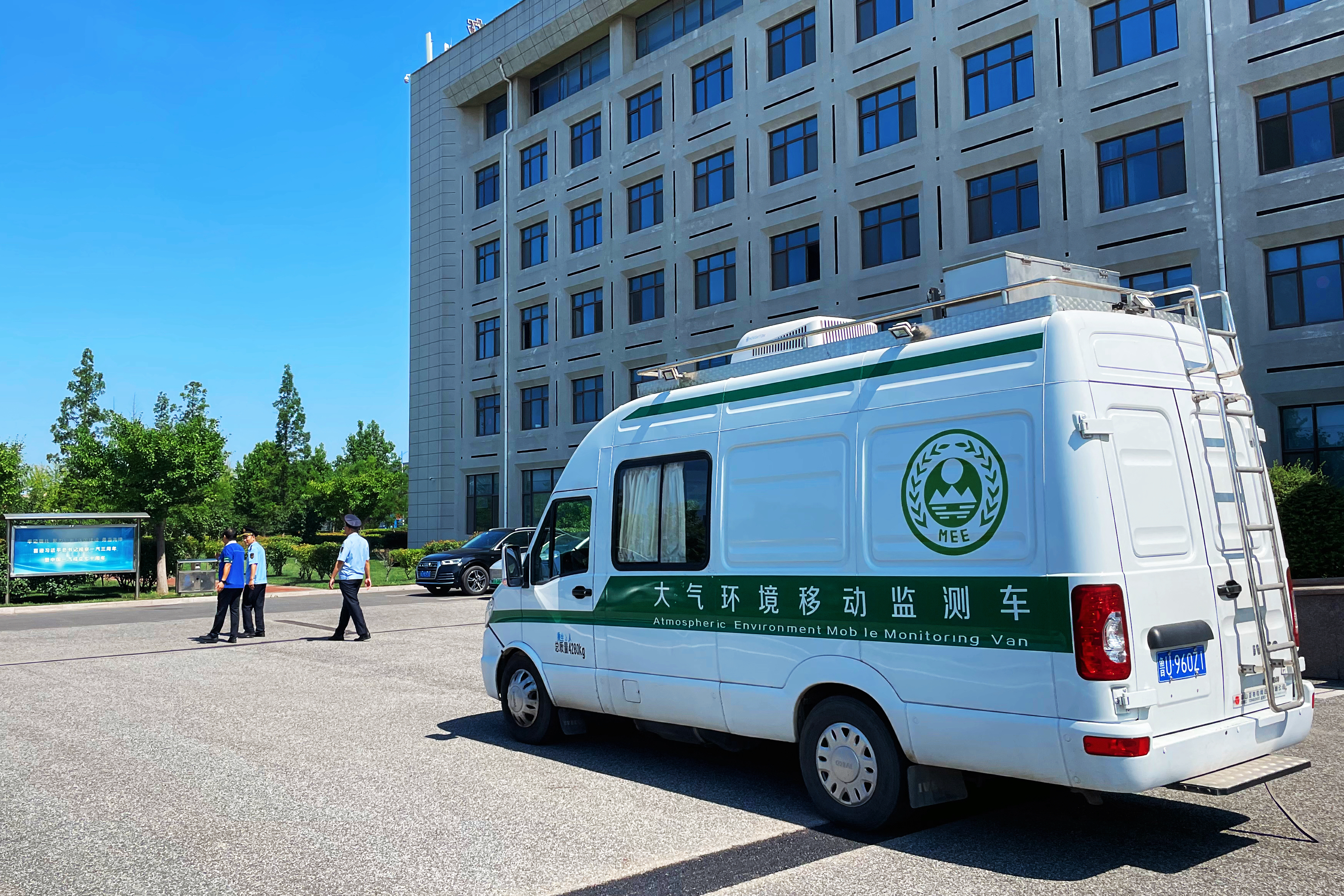 走航监测车对企业厂区内VOCs排放量进行监测，绘制“污染图”。.jpg
